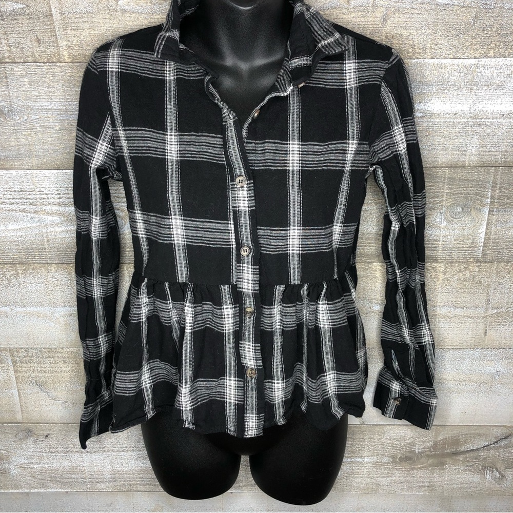 Love Notes black plaid ruffle botton flannel button down top